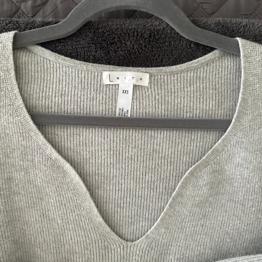 Leith Lightweight Sweater with Sweetheart V-Neck Detail - Size XXS - Loose Fit - Picture 4 of 6